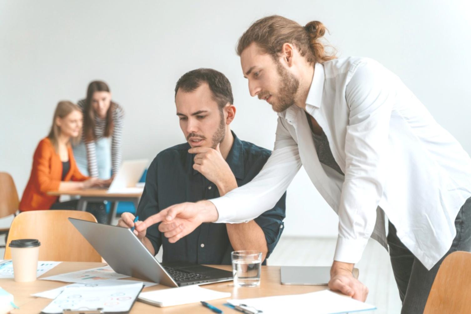 Finanzexperte erklärt Investitionsstrategien am Whiteboard